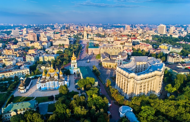 Photo aerial view of st. michaels golden-domed monastery, ministry of foreign affairs and saint sophias cathedral in kiev, ukraine