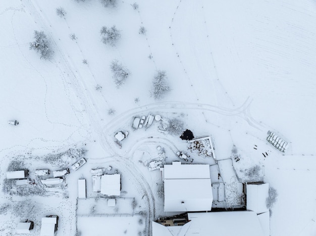 Photo aerial view of town with snow covered houses. roof tops with snow on residential buildings.