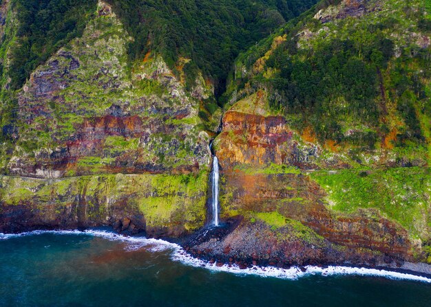 Photo aerial view of a waterfall near seixal village in the madeira islands portugal