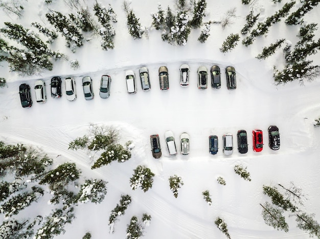 Photo aerial view of winter parking in the forest in rural finland lapland