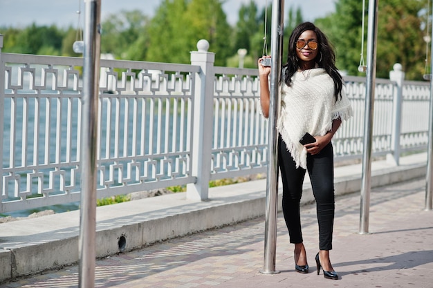 African american girl in sunglasses posed outdoor Fashionable black woman