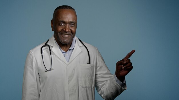 Photo african american man doctor medical worker in white coat male healthcare employee medic customer in