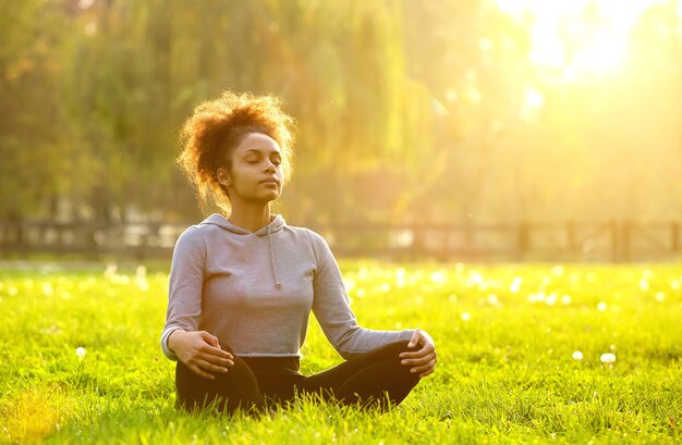 Photo african american woman meditating in nature 