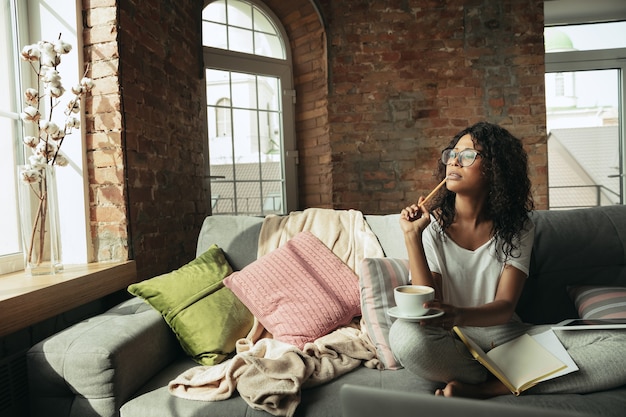 Photo africanamerican woman freelancer during the work in home office while quarantine