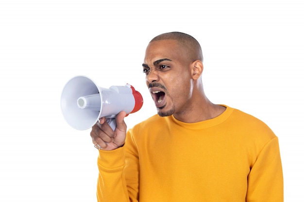 Afroamerican guy wearing a yellow sweatshirt