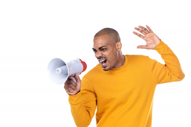 Afroamerican guy wearing a yellow sweatshirt