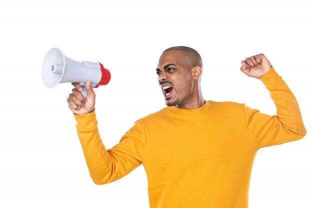 Afroamerican guy wearing a yellow sweatshirt