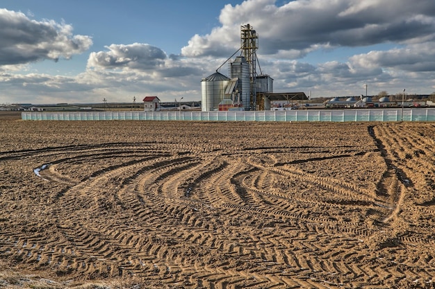 Agroindustrial complex with silos and grain drying and seeds cleaning line