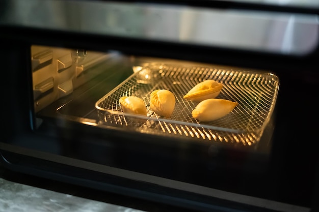 Photo air fryer oven is cooking food in the kitchen