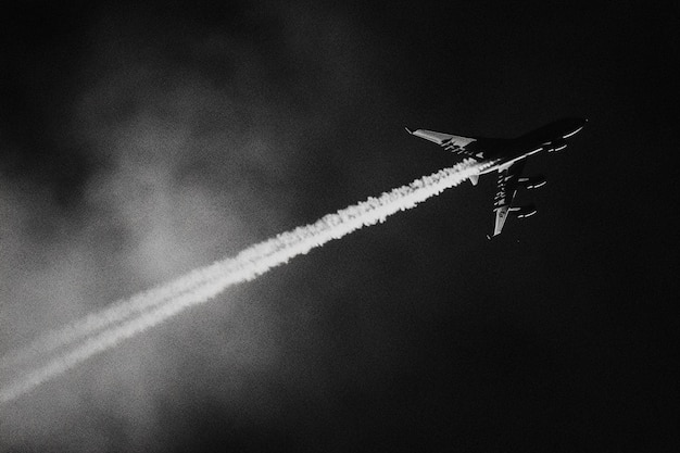 Photo airliner leaving vapor trails