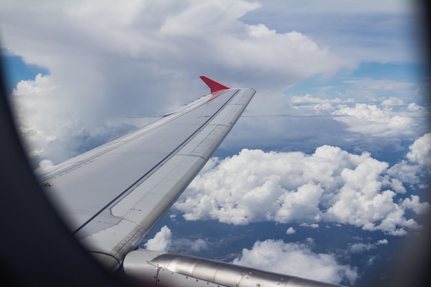 Photo airplane flying over cloudscape against sky