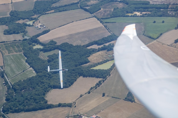 Photo airplane flying over landscape