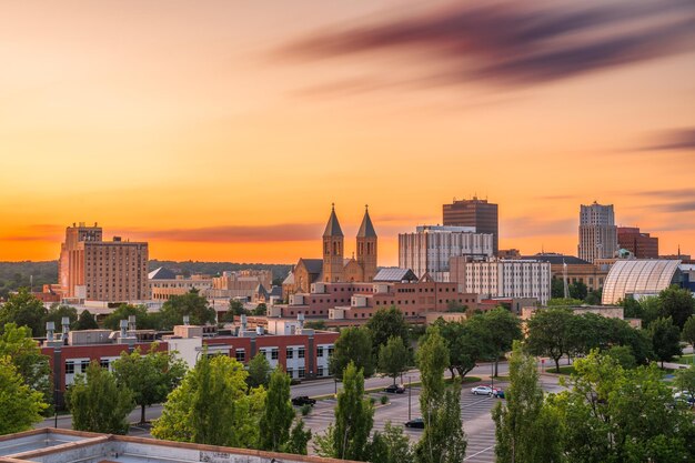 Photo akron ohio usa downtown skyline at dusk