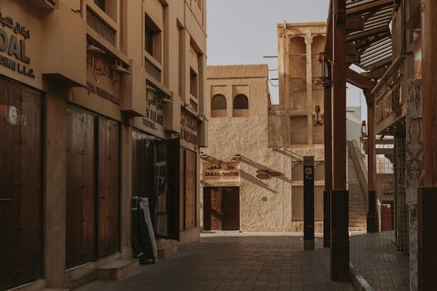 Photo al fahidi courtyard al bastakiya historical district in old dubai with traditional souk alleys