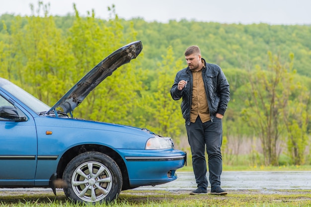 Alarmed driver tries to repair the car