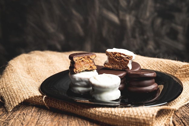 Alfajor artesanal de chocolate blanco y chocolate negro relleno de dulce de lecha