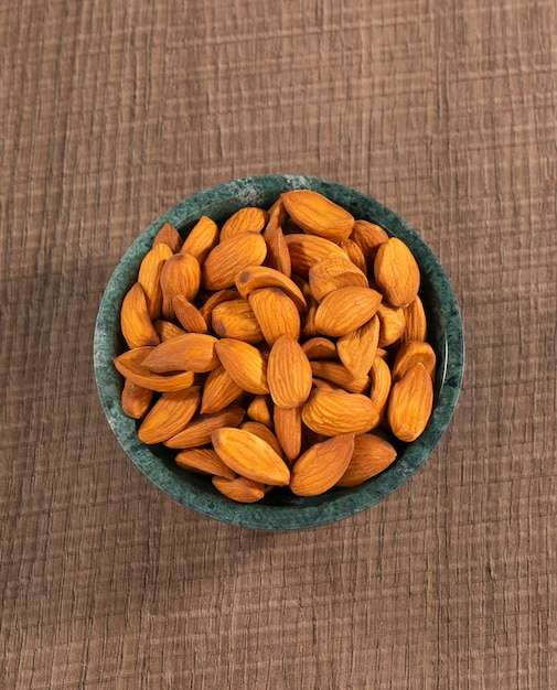 Photo almond in bowl