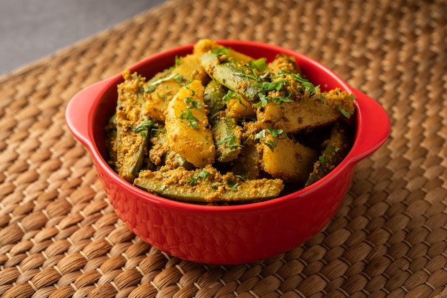 Aloo Potol or Dalna Recipe is a traditional sabzi from bengal made with potato pointed gourd