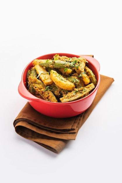 Aloo Potol or Dalna Recipe is a traditional sabzi from bengal made with potato pointed gourd