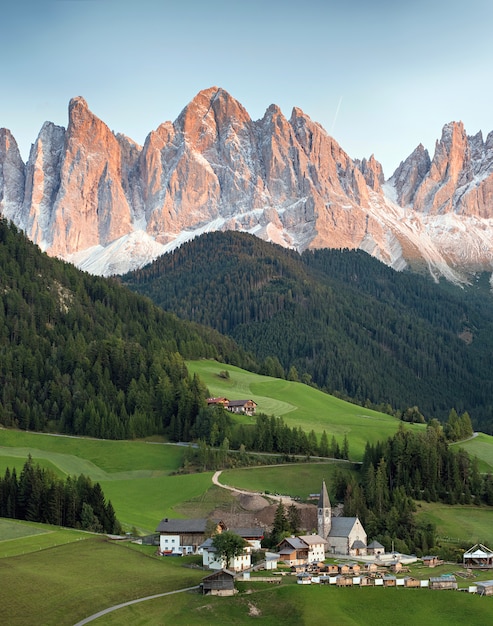 Photo alpine village with dolomites mountains on background