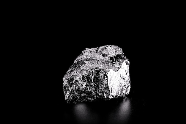 Aluminum nugget ore used in the industry as a structural material in planes boats automobiles Packaging such as aluminum foil light and resistant metal that does not oxidize