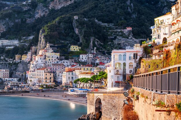 Photo amalfi italy coastal town skyline on the tyrrhenian sea