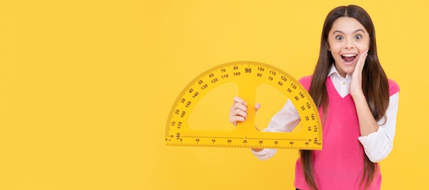 Photo amazed child girl study geometry at school lesson with ruler stem disciplines portrait of schoolgirl