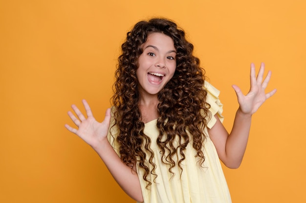 Photo amazed child with long curly hair and perfect skin portrait