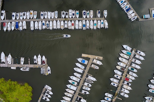 Photo amazing panoramic view little harbour for many boat floating near the ocean in usa