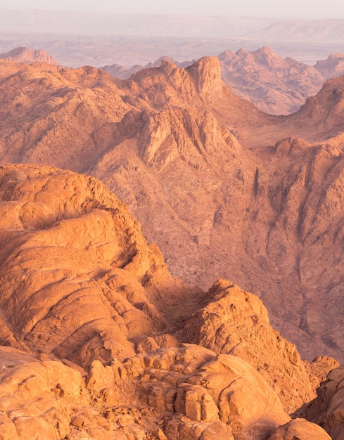 Photo amazing sunrise at sinai mountain beautiful dawn in egypt beautiful view from the mountain