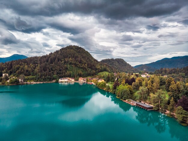 Photo amazing view on bled lake, island,church and castle with mountain range