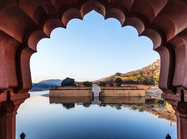 Photo amber fort lake through the gates, india, jaipur.