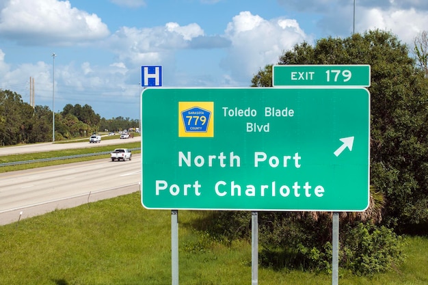 Photo american freeway exit sign in florida i75 highway junction with direction to north port and port charlotte