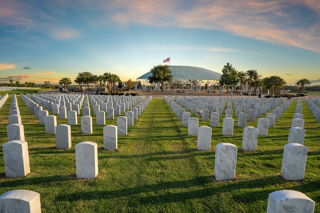 Photo american national military cemetery with rows of white tomb stones on green grass lawn memorial day concept