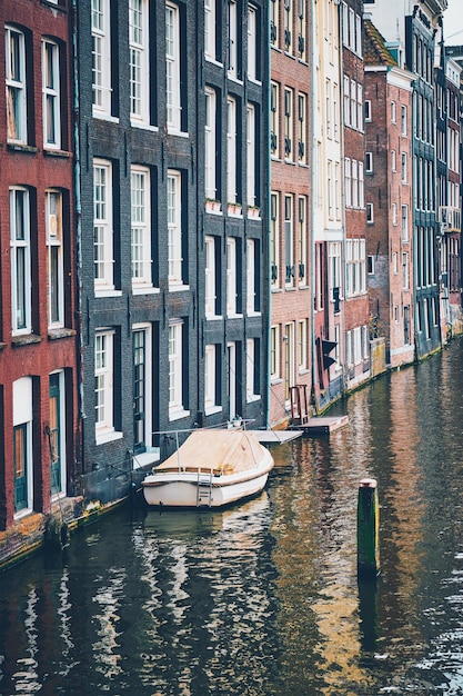 Photo amsterdam canal damrak with houses netherlands