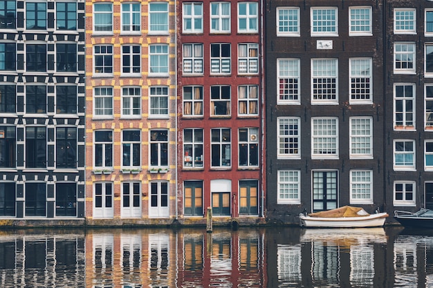 Photo amsterdam canal damrak with houses, netherlands