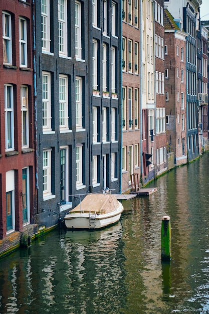 Photo amsterdam canal damrak with houses, netherlands