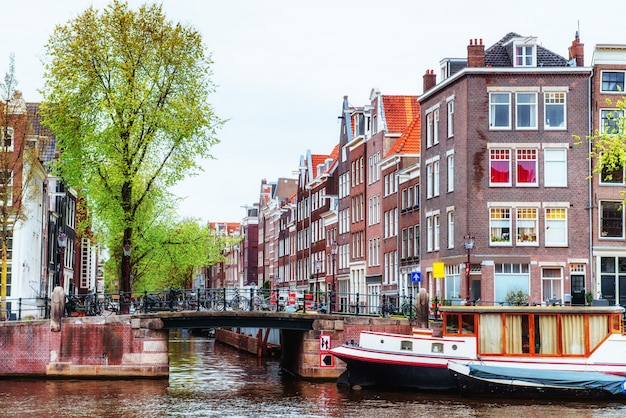 Photo amsterdam canals and typical houses.