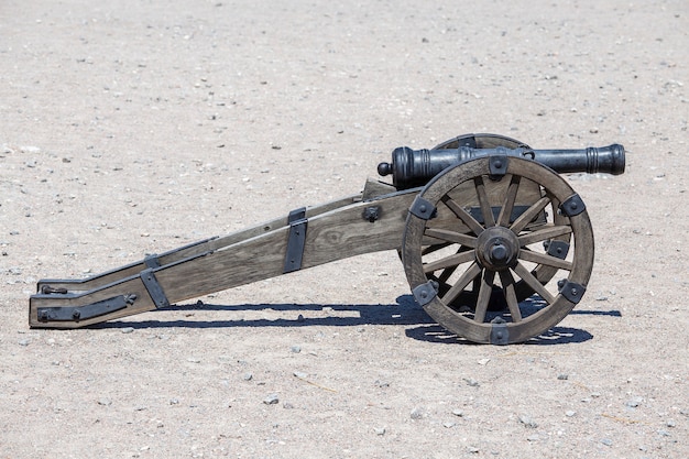 Photo ancient cannon of the castle fortress. medieval artillery gun, outdoors, close up