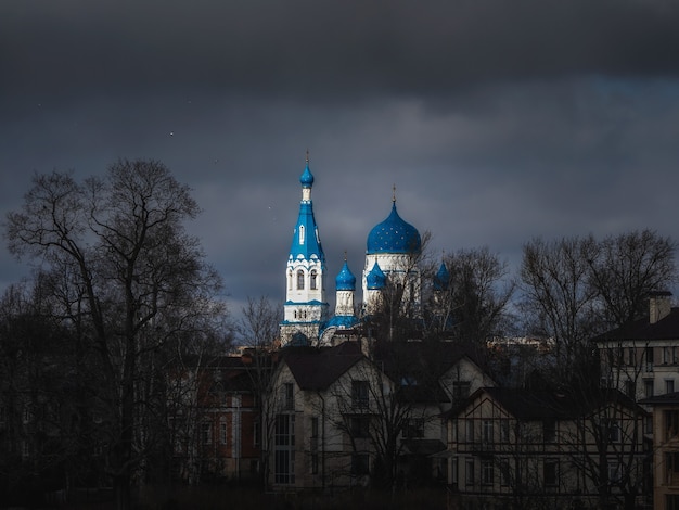 Photo ancient christian temple in dark spring day. st. basil's cathedral in the historic centre of gatchina. russia.