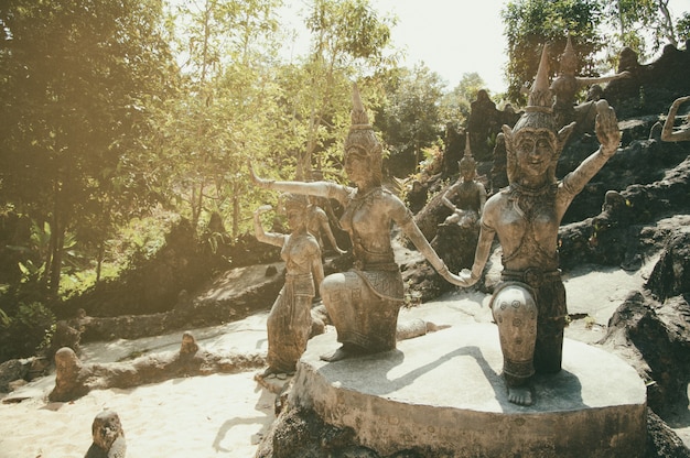 Photo ancient stone statues in secret buddhism magic garden, koh samui, thailand. a place for relaxation and meditation.