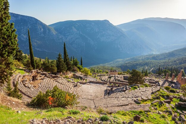 Photo the ancient theatre at delphi. delphi was an important ancient greek religious sanctuary sacred to the god apollo.