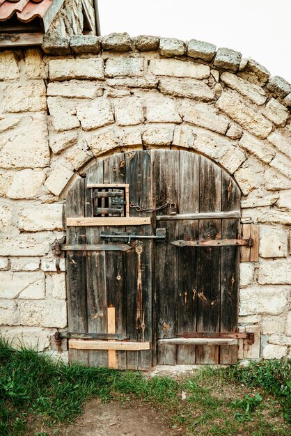 Photo ancient wooden gate door to the stone fortress