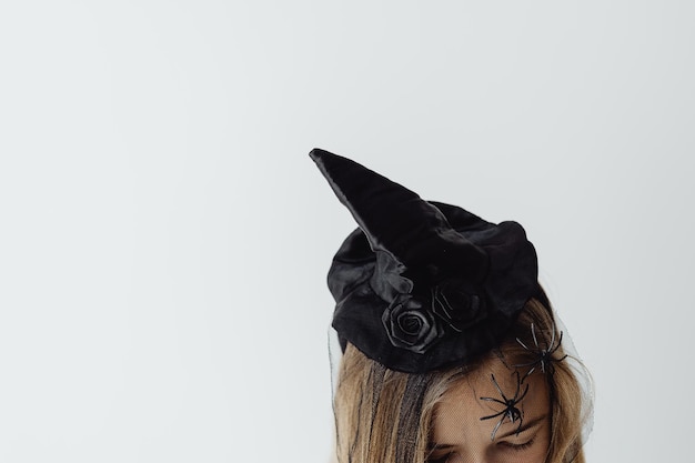 Photo angry halloween witch wearing a cap with a spider on her forehead