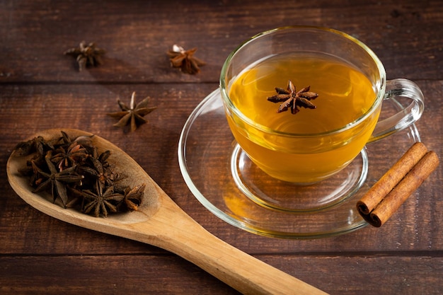 Photo anise tea with cinnamon in glass cup