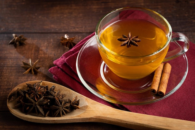 Photo anise tea with cinnamon in glass cup