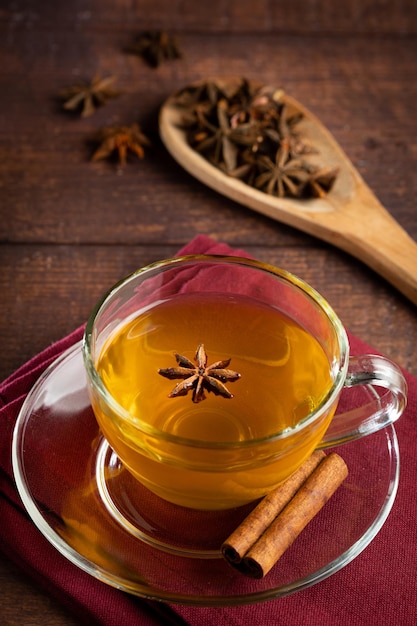 Photo anise tea with cinnamon in glass cup