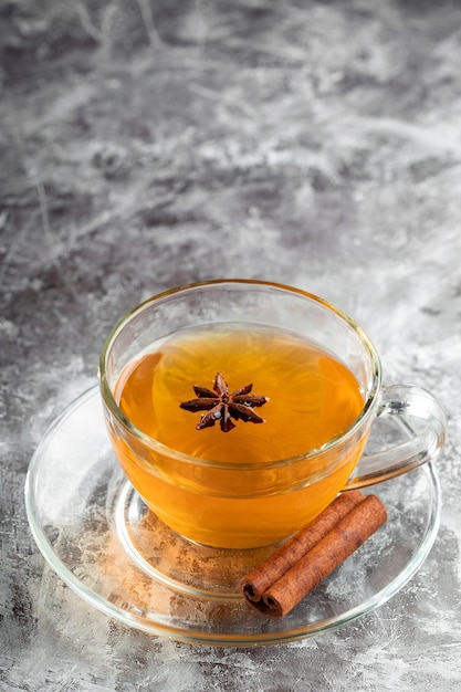 Photo anise tea with cinnamon in glass cup