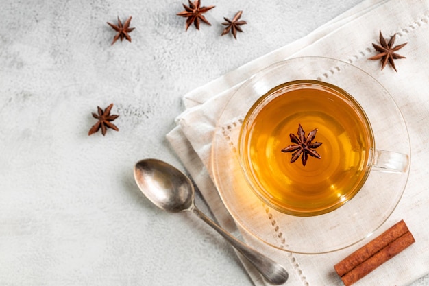 Photo anise tea with cinnamon in glass cup