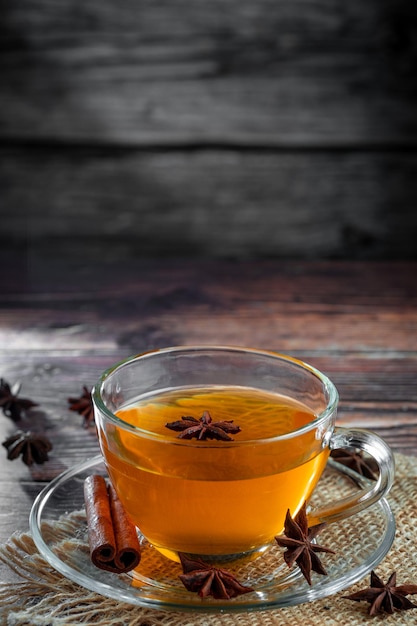 Photo anise tea with cinnamon in glass cup